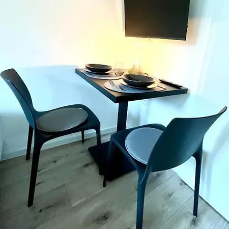 Greenroom Apartment *
